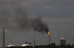 Advierten por mayor actividad de antorchas y posibles ruidos en el Complejo Industrial YPF