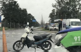 Accidente en 60 y 128: colisionaron un automóvil y una motocicleta