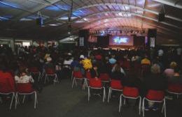 Pese al mal tiempo las actividades en la carpa siguen en pie