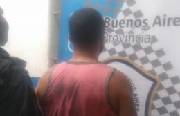 Rompió la puerta de la casa de su expareja, se robó una bici, intentó agredir a policías y fue aprehendido