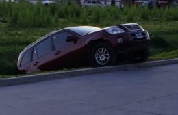 Dejó la camioneta sin el freno de mano y terminó en el zanjón