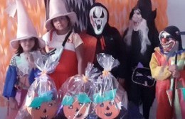 Festejo de Halloween: Mas de cien niños se disfrazaron y recibieron sus premios