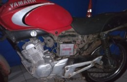 Iba en moto, vio que había policías y se escapó abandonando el vehículo