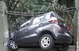 Una mujer policía de Berisso se incrustó con su auto contra un paredón del zoológico de La Plata