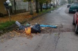 Vecina se queja por la colocación de basura para tapar un bache