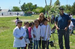 Entusiasta participación de alumnos primarios en jornada sobre el cuidado de los árboles