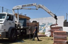 Estrella recibió materiales para seguir construyendo en su predio