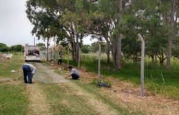 Cementerio local: Postes de hormigón, alambrado y luminaria para mayor seguridad