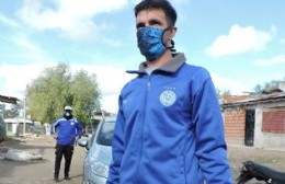 Colgaba banderas y después jugaba el partido: Federico Slezack cumple el sueño del hincha y ayuda a comedores