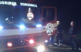 Motociclista y su acompañante cayeron en el canal de la Avenida Perón