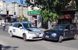 Para los accidentes no hay veda: móvil policial chocó contra auto que dobló en U