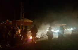 Un grupo de vecinos cortó la Avenida 60 en reclamo por la falta de luz