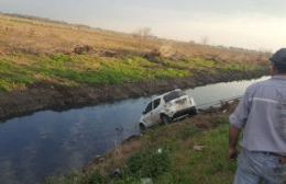 Un auto cayó al canal de la 66