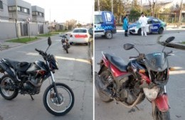 Choque entre dos motos y un auto estacionado en 17 y 161