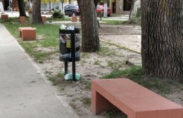 Cestos colmados de basura en la Plaza Almafuerte