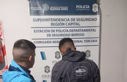 Sorprenden a un intruso en el techo de una vivienda