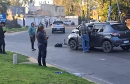 Accidente entre un auto y un ciclista en la rotonda de 122 y 60