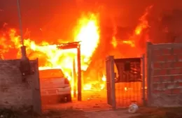 Alarma por voraz incendio en una vivienda de 11 entre 148 y 149