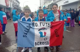 Saladeros volvi&oacute; a desfilar en la Fiesta del Inmigrante y celebr&oacute; el sentido de pertenencia de los chicos