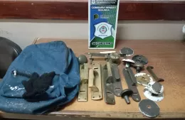Menor aprehendido tras robar picaportes y manijas de bronce en Barrio Banco Provincia