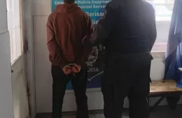 Un aprehendido tras daños a un patrullero y agresión a un efectivo