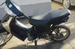Circulaban con droga y alcohol en una moto con numeración adulterada