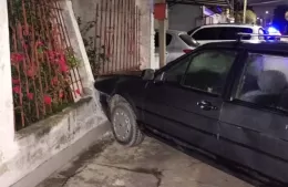 Un auto se incrustó contra una vivienda en 9 entre 154 y 155