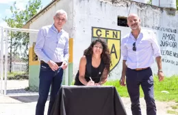 Barrios y Cagliardi firmaron el contrato con la empresa que construirá la red cloacal en Villa Argüello