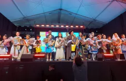 Con desfiles y bailes, se presentaron las representantes infantiles