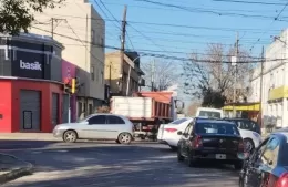Vecinos alertan por maniobras peligrosas de camiones contratados por el Municipio en plena Avenida Montevideo