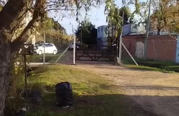 Alerta vecinal en 37 y 170:  paso cortado con alambre deja a familias sin salida