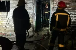 Se incendió una casa y piden colaboración por una familia que perdió todo