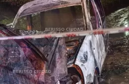 Incendio de un vehículo en plena calle: los bomberos hallaron un cuerpo calcinado