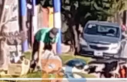 Indignación vecinal: Denuncian que un hombre arroja basura frente a la casa de otro vecino