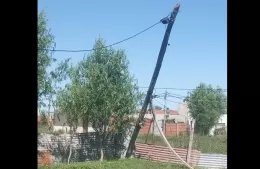Poste a punto de caer: EDELAP no brinda solución