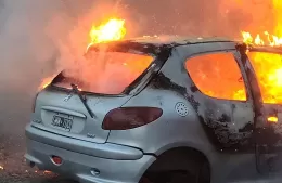 Sospecha de robo: incendio de automóvil en Entre Muros y 168