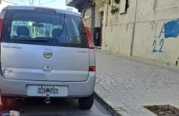Se tomó todo el tiempo del mundo para dejar el auto “tirado” en plena Montevideo y hacer sus cosas