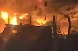 Apoyo de los bomberos de Berisso para sofocar incendio de gran magnitud en Melchor Romero