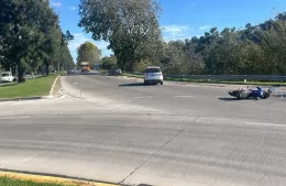 Choque entre auto y moto en la Rotonda Favaloro