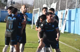 Gran triunfo de la Villa en Berisso para llegar a la cima del campeonato