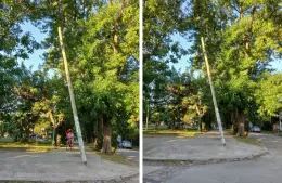 Advierten el deterioro de un poste en Plaza Manuel Belgrano