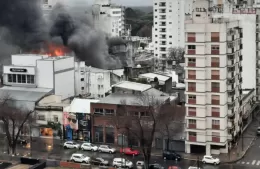 Incendio en pleno centro de La Plata: Bomberos de Berisso colaboran en el combate al fuego