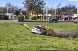 Auto casi cae al arroyo tras despiste en Puente Roma