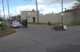 Choque entre un micro y una moto: una persona atendida por el SAME