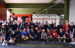Los Bomberos Voluntarios realizaron su recorrida solidaria junto a Papá Noel por toda la ciudad