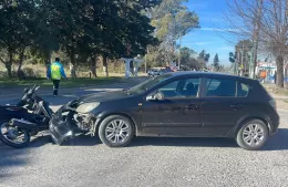 Una mujer herida en siniestro vial entre un auto y una moto