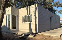 Se instaló la primera vivienda modular y continúa la obra sobre Mitre
