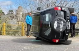 Vuelco en la rotonda: un joven protagonizó un accidente en el Puente Roma