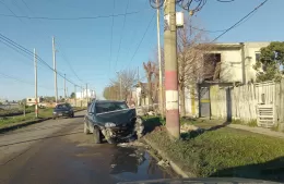 Despiste en 8 y 136: cruzó de carril y chocó contra una columna de hormigón