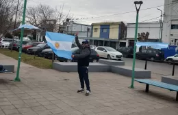 Venta de banderas albicelestes en el Puente 3 de Abril